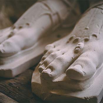Közelkép egy antik szobor lábfejéről, ami arra vár, hogy műtárgyszkennelés keretében digitalizálják a további vizsgálatokhoz.